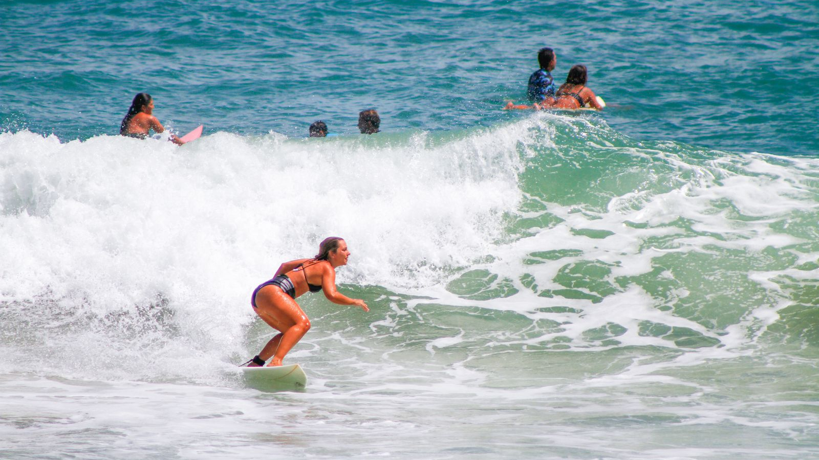Influencer e surfista Gio Matthews conta que já foi vítima de machismo no mundo do surf