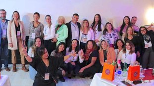 De origem humilde, brasileira é chamada de 'rainha do networking' em Paris