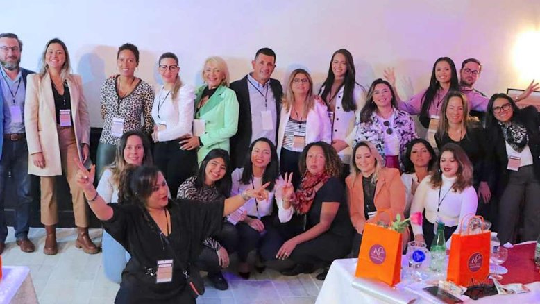 De origem humilde, brasileira é chamada de 'rainha do networking' em Paris