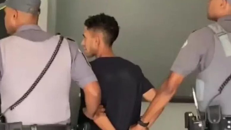 Polícia prende filho suspeito de matar o pai a marteladas por religião