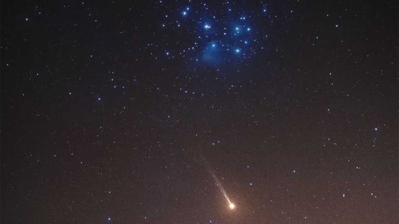 Isto não é um cometa! Abaixo do aglomerado estelar das Plêiades (Messier 45) está, na verdade, Mercúrio. Longas exposições para retratar o planeta mais interno do nosso Sistema Solar podem revelar algo inesperado: uma cauda. A fina atmosfera de Mercúrio contém pequenas quantidades de sódio que brilham quando excitadas pela luz do Sol. A luz solar também libera esses átomos da superfície de Mercúrio e os afasta. Na foto, Mercúrio e sua cauda de sódio são visíveis em uma imagem profunda, obtida em La Palma, Espanha, através de um filtro que transmite a luz amarela emitida pelo sódio. Muitos detalhes dessa cauda também foram revelados pela espaçonave robótica Messenger, da Nasa, que orbitou Mercúrio, entre 2011 e 2015
