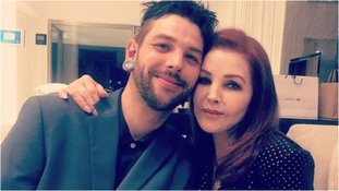 Viúva de Elvis Presley, Priscilla se encontra com família brasileira de seu filho em Curitiba