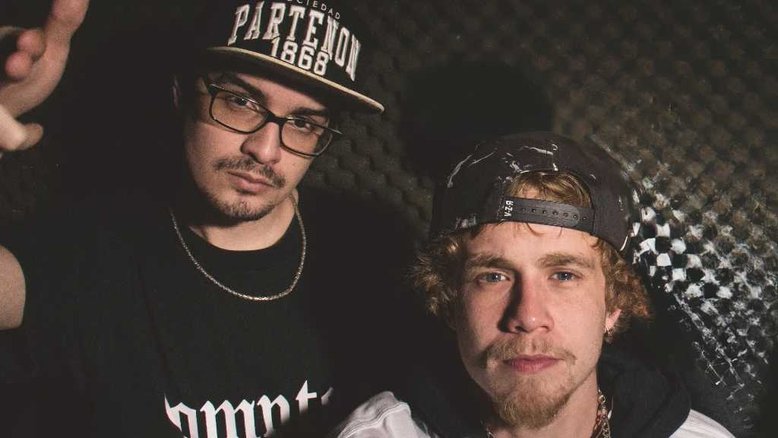 O produtor Gean Brazy e o rapper Alem em estúdio