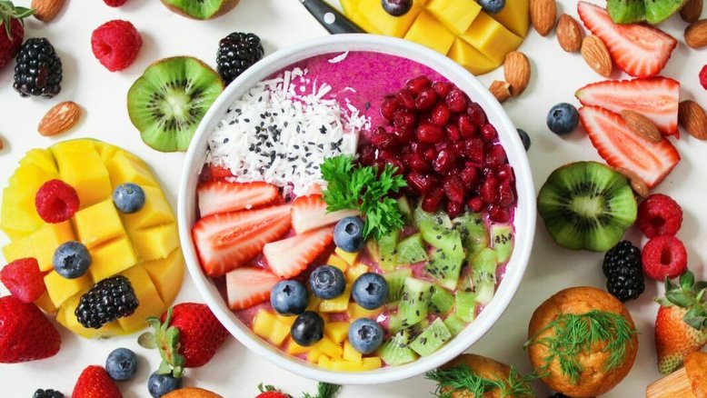 Alimentação saudável e pratos coloridos