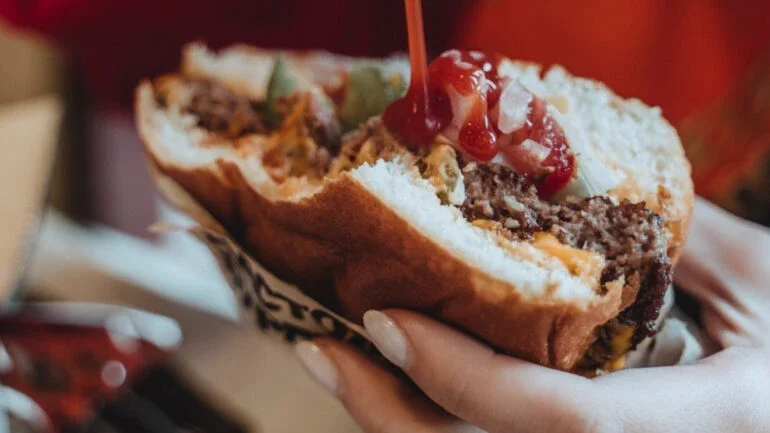 Cientistas descobrem o elo entre junk food e câncer, o que poderia explicar tumores em jovens