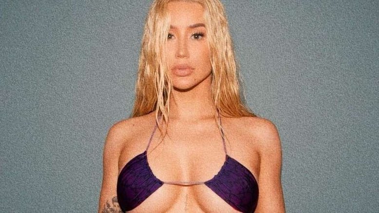 Sem sexo há seis meses, Iggy Azalea declara orgulho de 'seios perfeitos'