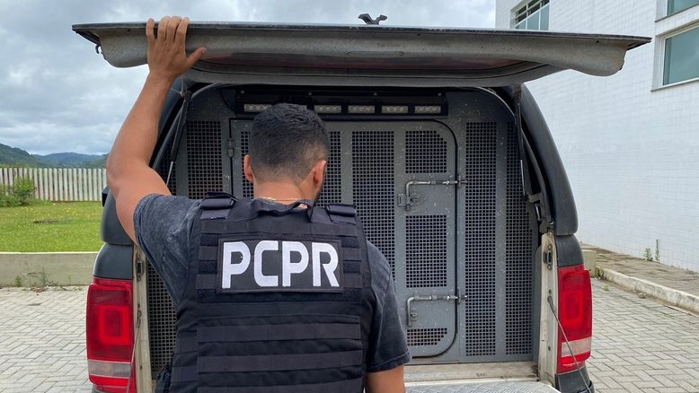 PR: Mãe é presa por suspeita de tráfico de drogas e expor filhos à cocaína