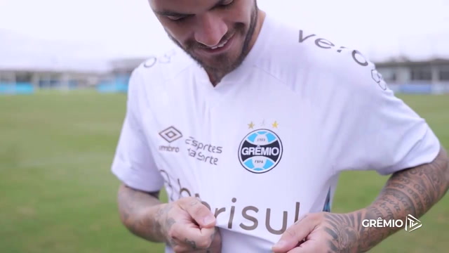 Grêmio lança nova camisa branca em homenagem aos 120 anos do clube