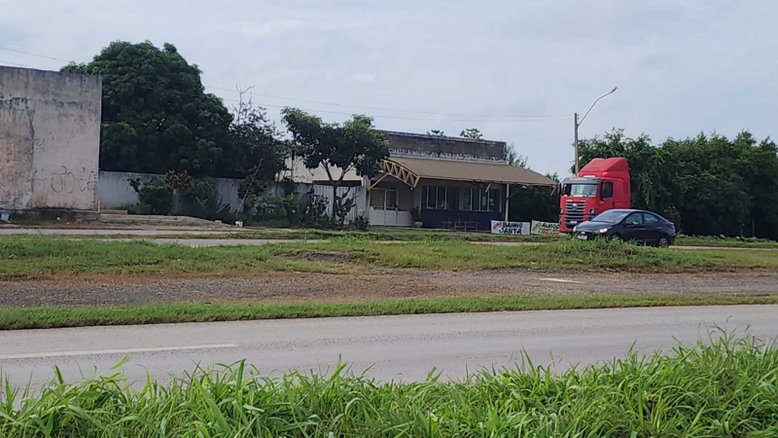 posto abandonado da Receita do Estado de Goiás na altura do distrito Engenho das Lages, na Rodovia BR-060