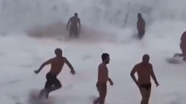 Onda gigante surpreende banhistas no Rio; Marinha prorroga alerta de ressaca