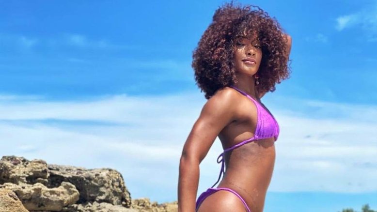 Érika Januza posa para ensaio de biquíni e web elogia: 'Perfeita'