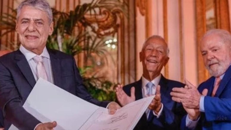 Chico Buarque discursa ao lado de Lula, no Prêmio Camões, em Portugal