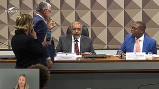Senador víde-lider da oposição tenta entregar réplica de feto para ministro Silvio Almeida, que rejeita: 'Inaceitável'