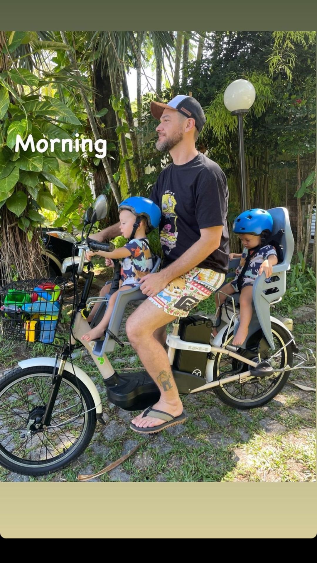 Emílio Dantas passeia de bicicleta com filhos gêmeos e encanta fãs