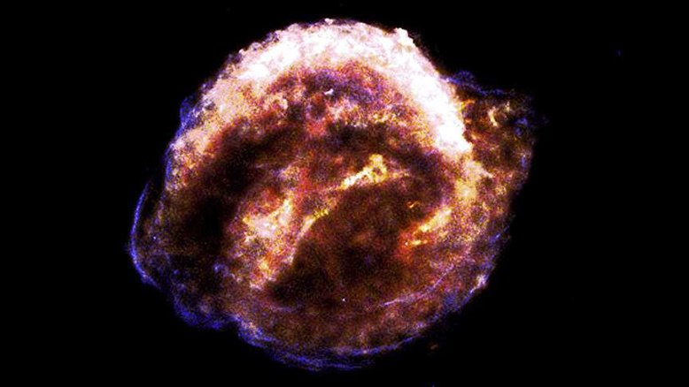 Esta imagem, feita com instrumentos do Observatório de Raios-X Chandra, da Nasa, registra o material expelido por uma estrela que explodiu cerca de 25 mil vezes mais rápido que a velocidade do som, na Terra. O remanescente da supernova de Kepler (SN 1604) mostra os detritos de uma estrela morta na Via Láctea, localizada a cerca de 20 mil anos-luz da Terra, na direção da Constelação do Serpentário. Em 1604, o fenômeno foi observado no céu terrestre, sendo documentado pelo astrônomo alemão Johannes Kepler (1571-1630), que se tornou o homônimo do objeto. Agora sabemos que SN 1604 é o resultado de uma supernova de Tipo Ia, no qual uma estrela anã branca atinge o limite de massa crítica, depois de interagir com uma estrela companheira