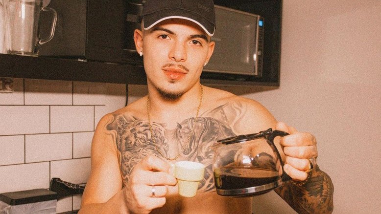 Thomaz Costa compartilha foto ousada nas redes e arranca suspiros de seguidores