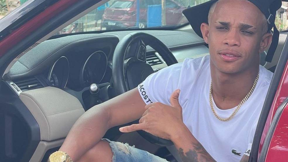 Vídeo: Acidente de carro mata MC Biel Xcamoso, cantor e produtor de brega funk, no Recife