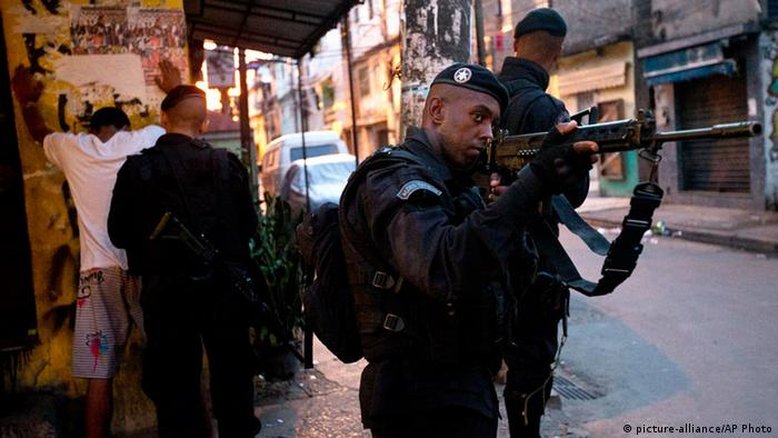 Policiais negros: ascensão social pela farda e racismo