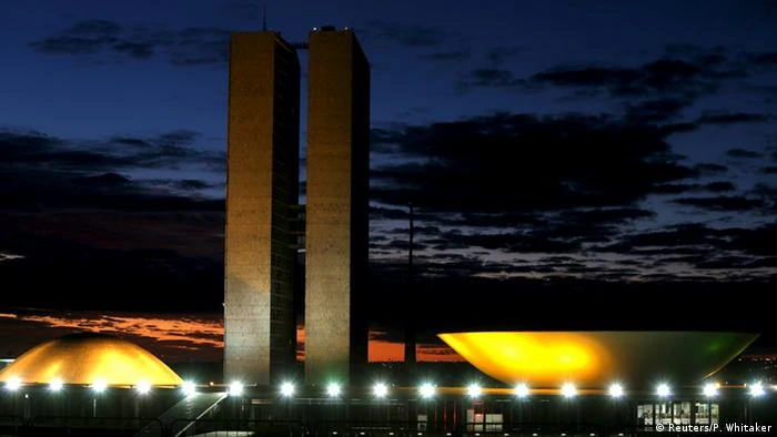 Câmara adia votação do PL das Fake News