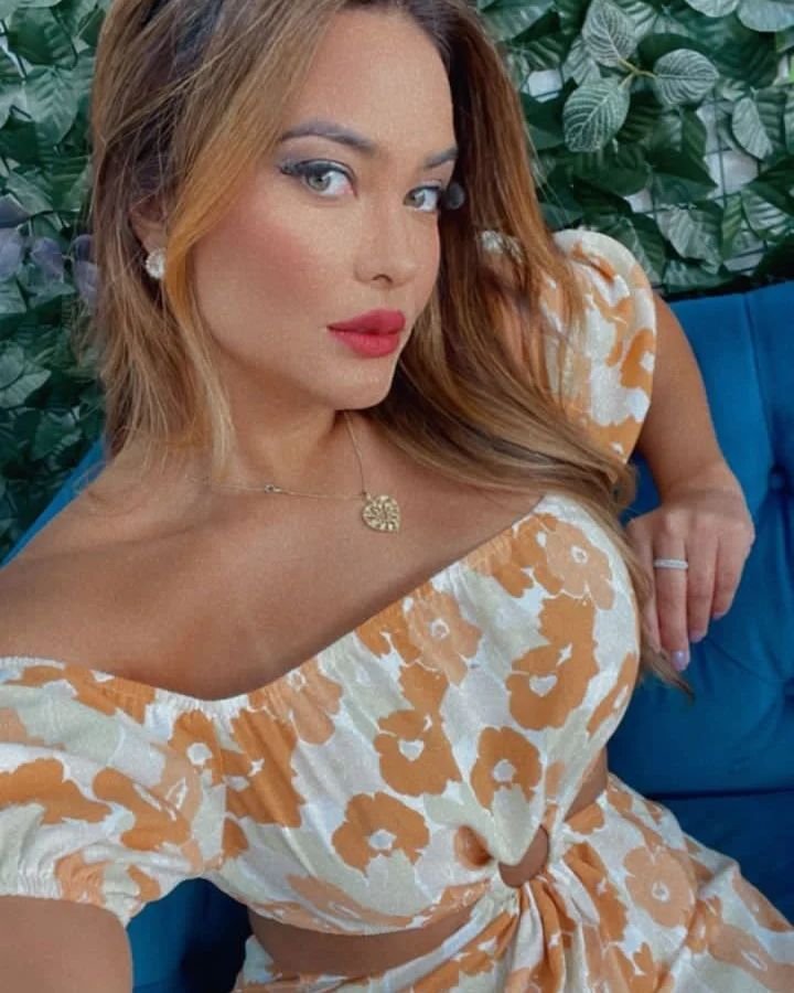 Geisy Arruda eleva a temperatura com marquinha de biquíni de fita