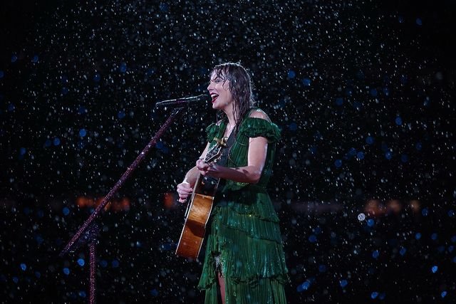 Fãs vendem água da chuva de shows de Taylor Swift por R$ 1,2 mil 6 Fãs de Taylor Swift vendem por R$ 1,2 mil água da chuva durante shows nos EUA