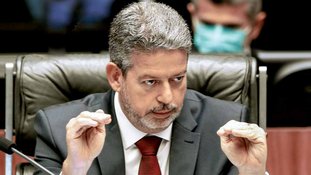 Arthur Lira: sempre que pode, o presidente da Câmara lembra que o Palácio do Planalto falha na articulação política e não tem base sólida no Congresso (Crédito:Gabriela Biló)