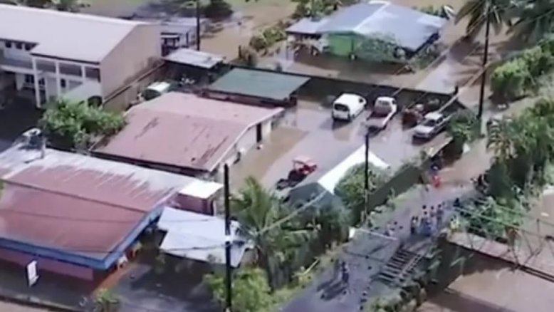 Surfistas fazem campanha e pedem doações para vila de Teahupoo após inundações