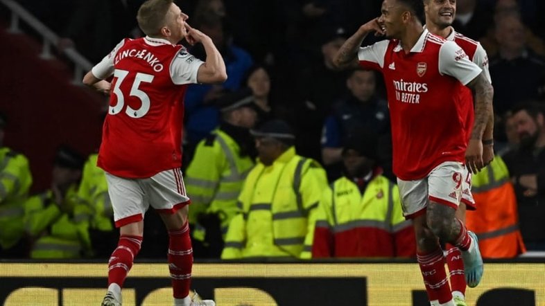 Gabriel Jesus marca, Arsenal vence Chelsea e assume liderança provisória da Premier League