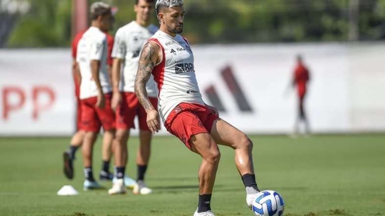 Vidal entrega retorno de Arrascaeta que reforça o Flamengo contra o Racing