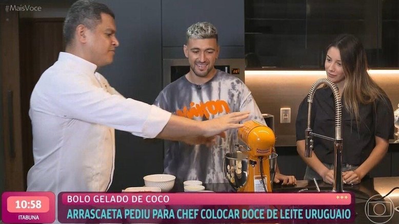 Arrascaeta faz bolo gelado para Ana Maria Braga e surpreende torcedores do Flamengo