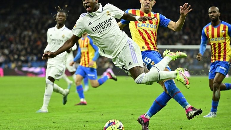 Gabriel Paulista, zagueiro do Valencia, enaltece torcida após caso de racismo contra Vini Jr