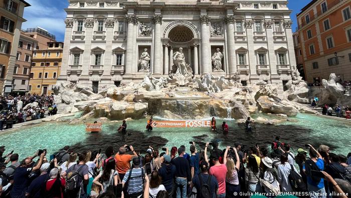 Ativistas em Roma tornam negra a água da Fontana di Trevi