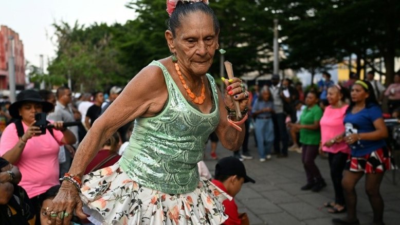 Dança volta às ruas de El Salvador após novas medidas de segurança