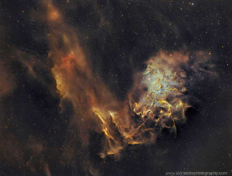 A estrela AE Aurigae recebeu a alcunha de estrela flamejante, assim como a nebulosa que a circunda, IC 405, foi batizada de Nebulosa da Estrela Flamejante. Entretanto, apesar de esta região do céu parecer incendiada, não há fogo. O fogo só ocorre com uma rápida aquisição molecular de oxigênio. No caso das estrelas, há alta energia, mas não há quantidade suficiente de oxigênio. O material que se parece com fumaça é composto principalmente de hidrogênio interestelar e filamentos escuros de grãos de poeira ricos em carbono. A brilhante AE Aurigae está à direita, perto do centro da nebulosa. Ela é tão quente que é azul, emitindo uma luz tão energética que afasta os elétrons do gás circundante. AE Aurigae e IC 405 ficam a cerca de 1,5 mil anos-luz de distância, na direção da Constelação de Auriga (“O Cocheiro”)