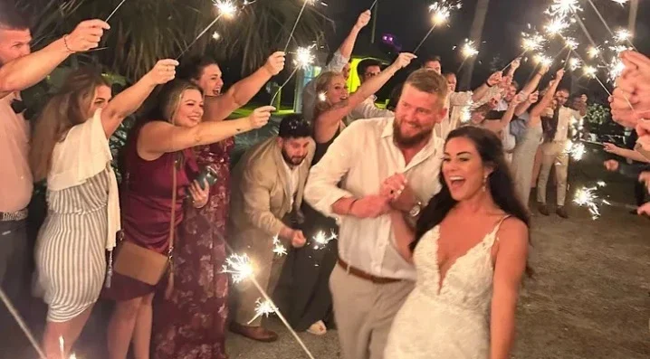 Aric e Samantha haviam acabado de se casar quando foram atropelados por uma motorista bêbada