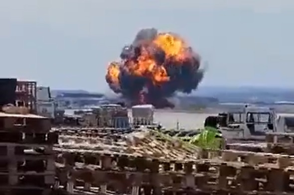 Vídeo: caça F-18 cai em zona militar na Espanha e explode