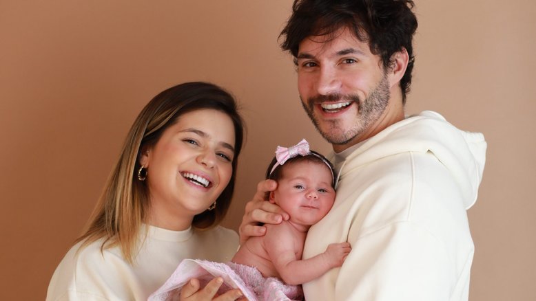 Viih Tube e Eliezer posam com a filha Lua