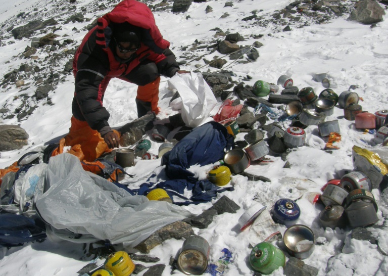 Alpinistas encontram mais de 1,6 tonelada de resíduos plásticos no Himalaia