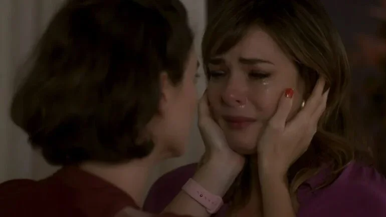 Globo corta novamente cena de beijo lésbico entre Clara e Helena