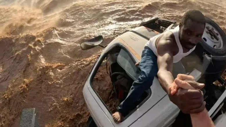 Homem é resgatado de helicóptero após caminhã ser levado por enchente