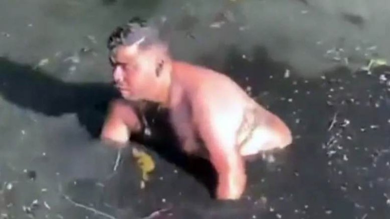 RJ: Homem entra em valão para recuperar celular