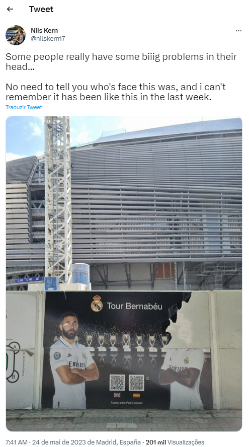 Rosto de Vinícius Júnior é arrancado de pôster no Santiago Bernabéu após episódio de racismo; entenda 2 Rosto de Vinícius Júnior é arrancado de pôster no Santiago Bernabéu após episódio de racismo; entenda