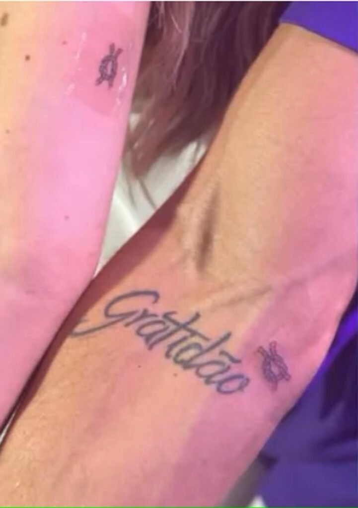 Amanda Meirelles e Cara de Sapato fazem tatuagem juntos 2 Amanda Meirelles e Cara de Sapato fazem tatuagem juntos