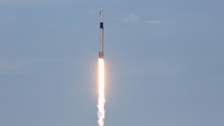 Foguete Falcon 9, da SpaceX, com os astronautas da missão Axiom 2 decola rumo ao espaço após o lançamento da plataforma 39A, do Centro Espacial Kennedy, da Nasa, na Flórida, em 21 de maio de 2023 -
