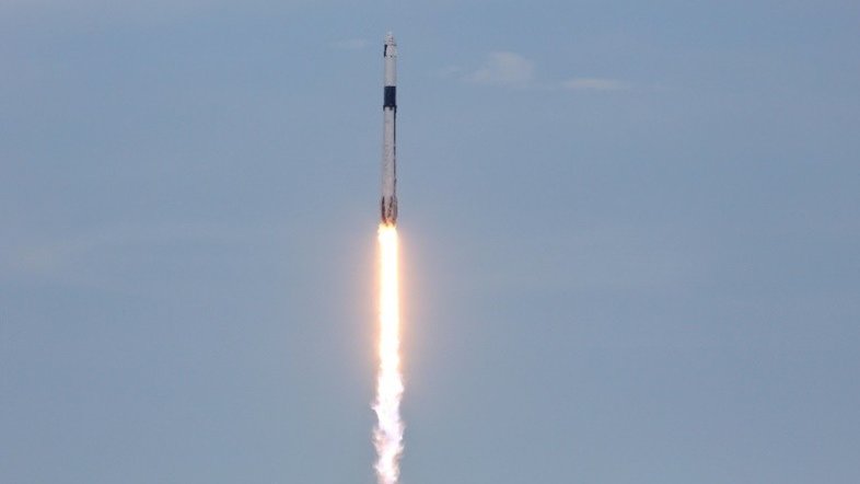 Foguete Falcon 9, da SpaceX, com os astronautas da missão Axiom 2 decola rumo ao espaço após o lançamento da plataforma 39A, do Centro Espacial Kennedy, da Nasa, na Flórida, em 21 de maio de 2023 -