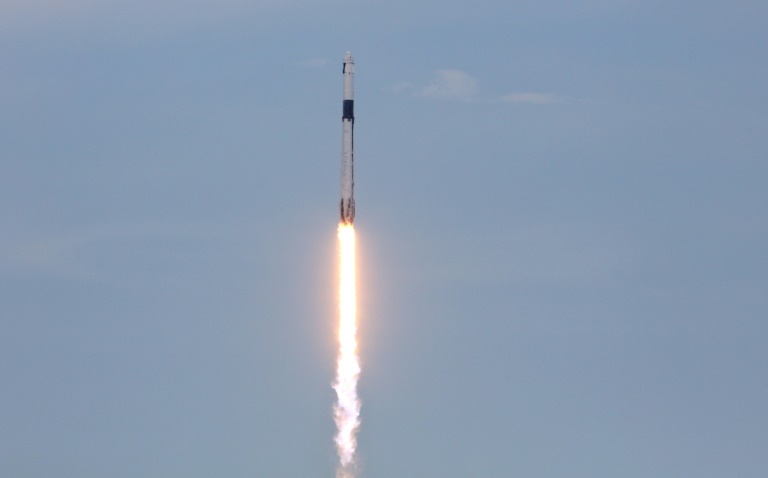 Foguete Falcon 9, da SpaceX, com os astronautas da missão Axiom 2 decola rumo ao espaço após o lançamento da plataforma 39A, do Centro Espacial Kennedy, da Nasa, na Flórida, em 21 de maio de 2023 -