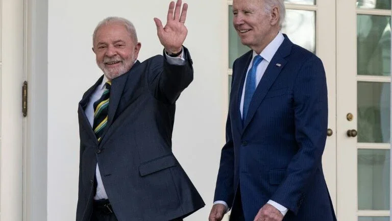 Lula anuncia plano de emprego com ‘companheiro Biden’