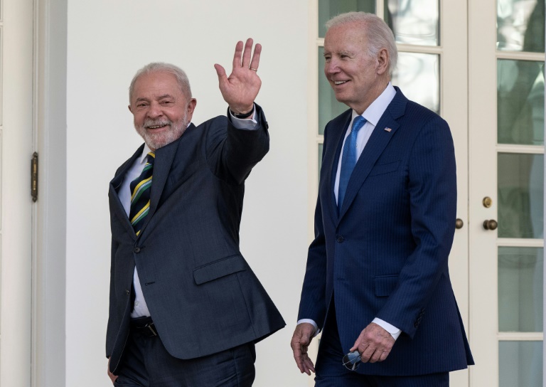 Lula anuncia plano de emprego com ‘companheiro Biden’