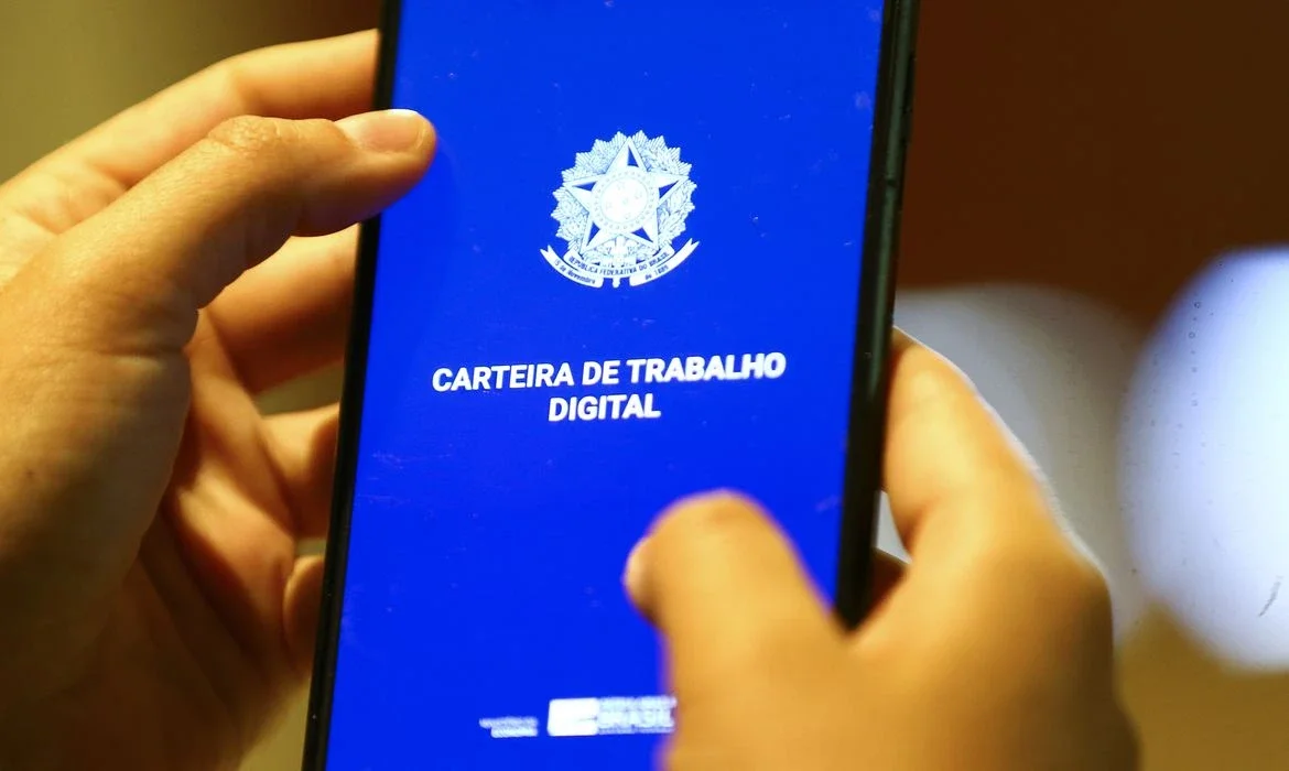 Taxa de desemprego fica em 8,5% no trimestre até abril, afirma IBGE