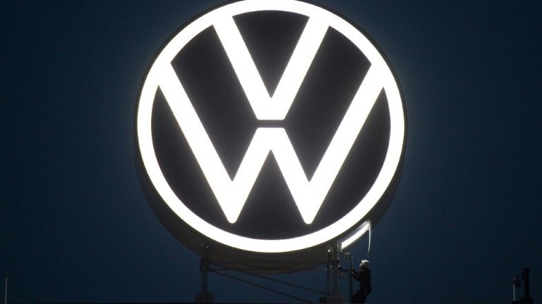 Logo da Volkswagen na sede da empresa em Wolfsburg, norte da Alemanha, 9 de setembro de 2019 - dpa/AFP